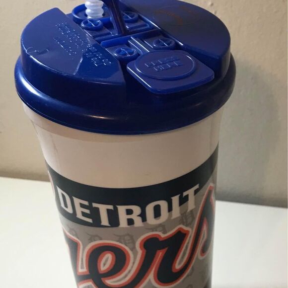 Giant Detroit Tigers Baseball Collectors Cup With Straw Subway - Picture 1 of 4